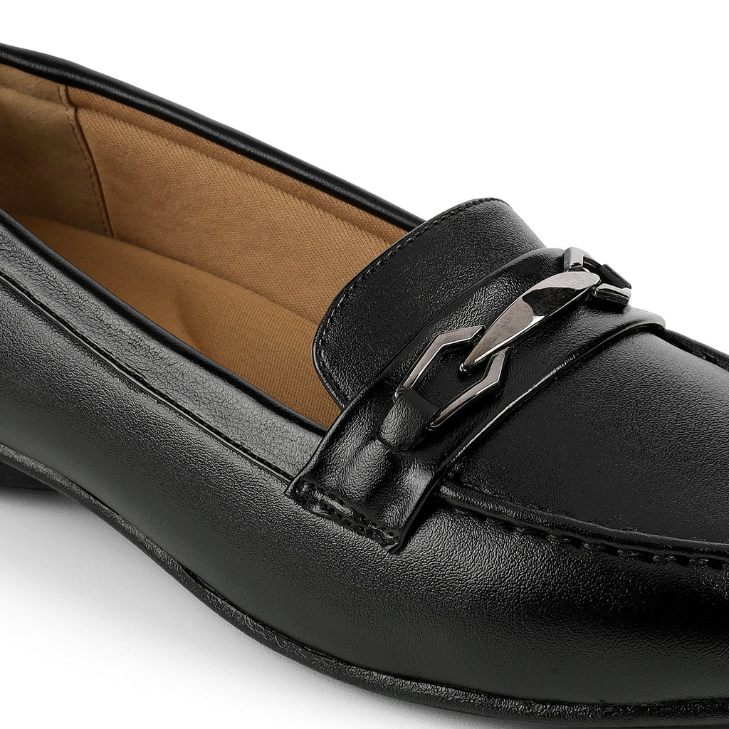 Women’s Classic Loafers with Metal Accent for Everyday Wear