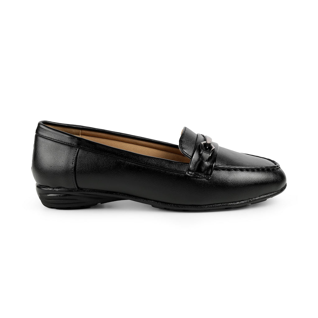 Women’s Classic Loafers with Metal Accent for Everyday Wear