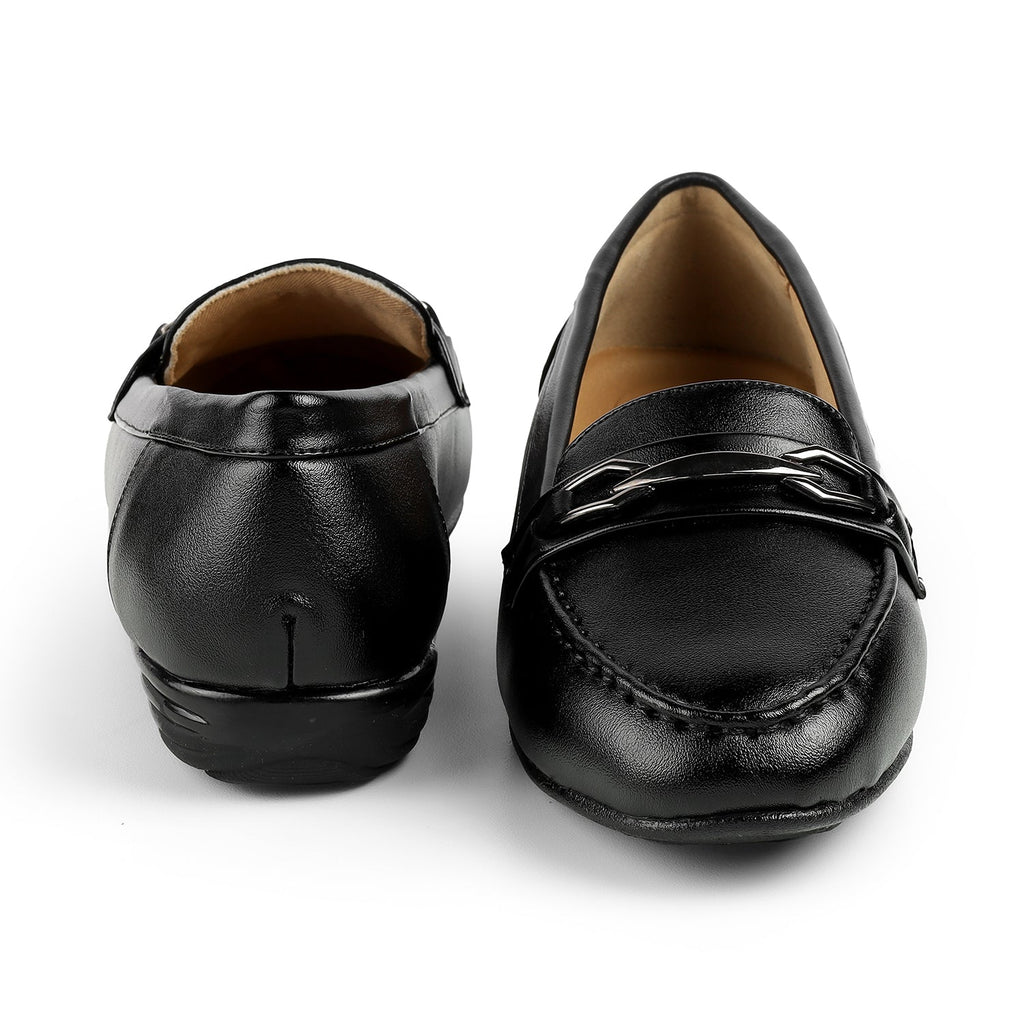 Women’s Classic Loafers with Metal Accent for Everyday Wear